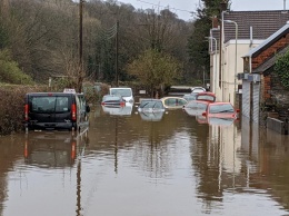 Из-за шторма в Британии начались наводнения, двое людей погибли