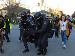 В Баку полиция применила силу при задержаниях на акции оппозиции