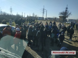 После дня блокады пикетчики открыли проезд большегрузам в порт в Николаеве