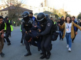 Полиция разогнана акцию протеста в Баку и задержала более 100 человек