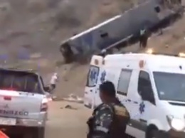 Трагедия в Перу: автобус с футбольными болельщиками рухнул в пропасть, много погибших - видео