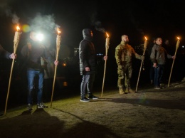 В Запорожье зажгли факела в память о погибших под Широкино бойцах «Азова», - ФОТОРЕПОРТАЖ