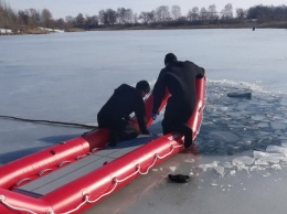 Под Харьковом спасатели достали из озера утонувшего рыбака, - ФОТО