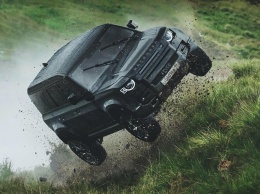 Land Rover Defender в новой «бондиане»: прыжки и гонки по болоту