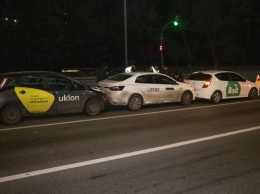 В Киеве столкнулись три автомобиля такси, есть пострадавший