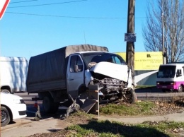 В Херсоне столкнулись грузовик и "Линкольн", есть пострадавшие