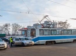 ДТП в Днепре: трамвай врезался в легковушку