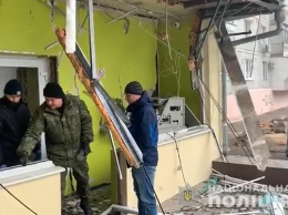 В Запорожье ночью бандиты взорвали отделение банка и вынесли из банкомата все деньги. Фото