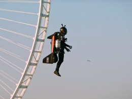 В Дубае мужчина на реактивном ранце взлетел на высоту 1500 метров (видео)
