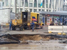 В центре Киева из-за прорыва трубы с кипятком образовался огромный котлован