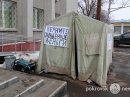 Приковали цепями к канистре с бензином: в Покровске продолжается акция протеста горняков
