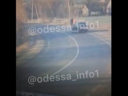 Мама с ребенком едва не стали жертвами неуправляемого авто на Одесщине. Видео