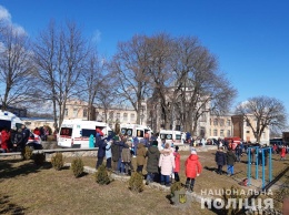 В учебном заведении на Киевщине распылили газ: 16 детей госпитализировано