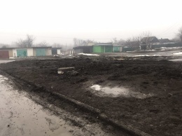 Сплошной огород: один из дворов микрорайона "Светлый" в Мирнограде снова утопает в грязи