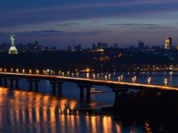 Грузовикам запретили ездить по одному из столичных мостов