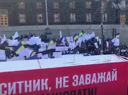 Народ не удержать: тысячи людей вышли против Сытника. Принесли яйца