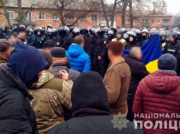 Перекрытые дороги и столкновения с полицией: В Полтавской обл. начались протесты против эвакуации украинцев из Ухани