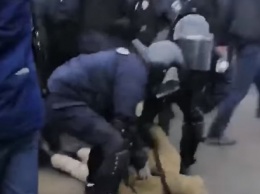 Cамолет из Уханя: под Полтавой - жесткие столкновения жителей и полиции. ВИДЕО