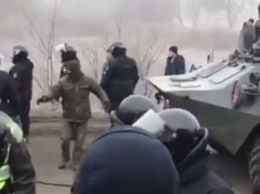 Протесты против приема украинцев из Китая: силовики применили военную технику