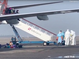 Пассажиров рейса из Уханя выпустили из самолета: видео всколыхнуло Украину
