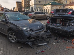 В Днепре на Троицкой площади столкнулись Toyota, Lexus и Renault