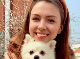 Посольство Украины обещает поддерживать контакт с девушкой, которую отказались эвакуировать с собакой