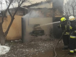 В Днепре вместе с гаражом дотла сгорел ВАЗ: мужчину забрала скорая