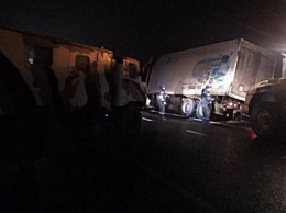 Спасатели вытянули увязший в насыпи «Тавриды» грузовик