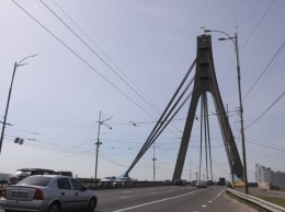 Киевских водителей предупредили об ограничении движения на двух мостах