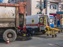 Видео момента ДТП: в центре Днепра грузовик переехал мужчину