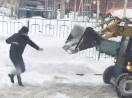 На видео попала драка сибиряка со снегоуборочным трактором