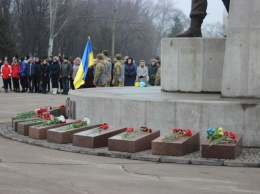 На Площади Героев в Кривом Роге возложили цветы в память о Небесной Сотне, - ФОТО