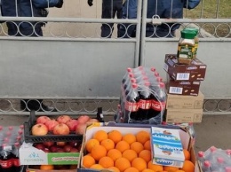 Переселенцы из Донецка привезли продукты в санаторий в Новых Санжарах, где разместили эвакуированных из Уханя, - ФОТО