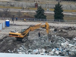 В Запорожье демонтировали постамент, на котором стоял памятник Ленину