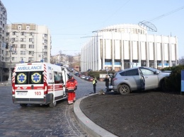 В центре Киева девушка и таксист устроили эпическое ДТП: фото