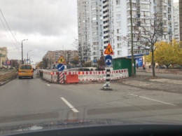 Из-за коммунальщиков более полутора лет перекрыто две полосы из трех на улице Тростянецкой в Киеве