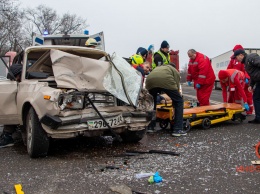 В Днепре на Криворожском шоссе ВАЗ влетел в фуру: водитель и пассажир в тяжелом состоянии