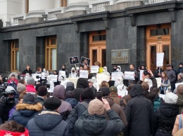 На акции за увольнение Авакова под ОП произошла потасовка с полицией (фото, видео)