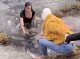 Многодетная мать нырнула в пруд со льдом, спасая свою собаку