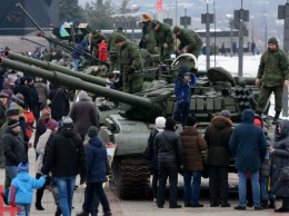 23 февраля: В Донецке выставили запрещенное «Минском» вооружение. В Луганске даже показательно стреляли
