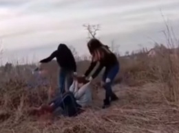 Под Житомиром школьницы жестоко избили девочку и сняли это на видео