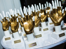 В Киеве звездам, политикам и спортсменам вручат премию "Золотая перчатка": когда и чем удивит