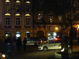 Массовое побоище в центре Львова: не помогла даже полиция - копам крепко досталось