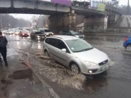 В Киеве потоп возле метро "Сырец": Из-под земли бьет гейзер (фото, видео)