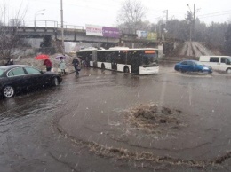 В Киеве затопило дорогу возле метро Сырец