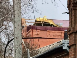 Штормовой ветер: в Одессе падают деревья, а в области уже посрывало крыши