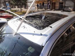 На Маразлиевской ветер сдул с крыши алюминиевые трубы: они проткнули джип