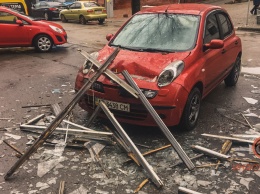 В Днепре на Жуковского часть балкона упала на припаркованный Nissan