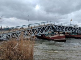 В Николаеве часть пешеходного моста не прошла испытание непогодой
