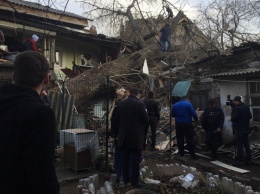 На одесской Молдаванке дерево рухнуло на дом и заблокировало женщину в квартире